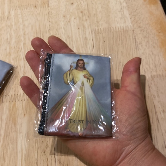 Divine Mercy Rosary pouch with zipper gold loop and cross charm - Picture 4 of 4